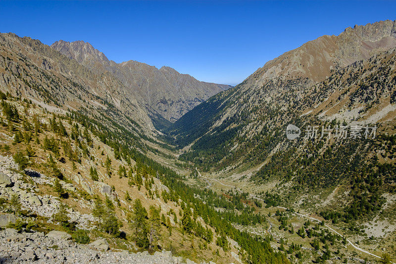 Gias della Casa从通往Laghi di Fremamorta的小路上看到，这是海洋阿尔卑斯自然公园的一系列小湖泊。意大利北部山麓,